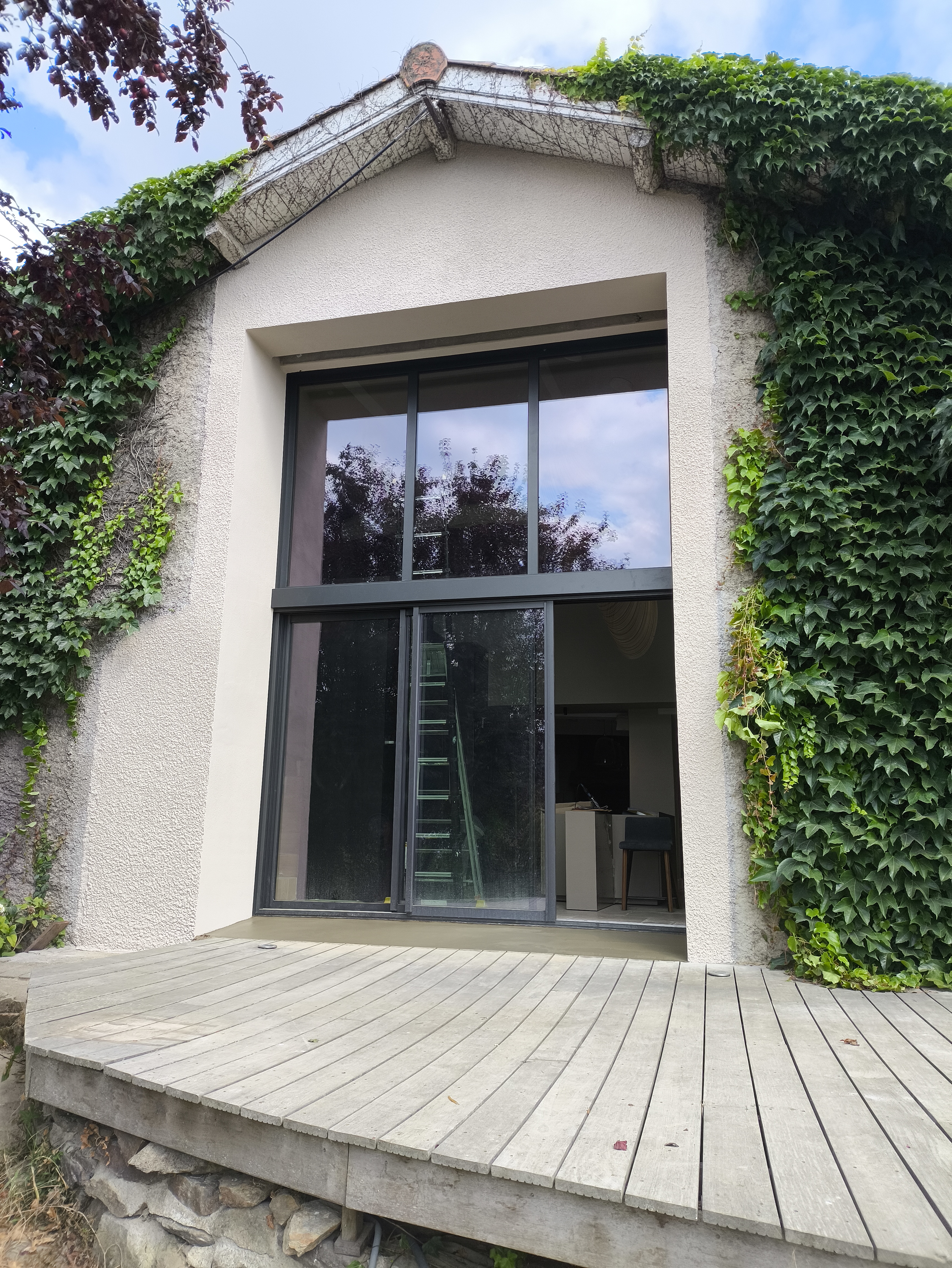 Grange réhabilitée avec grande ouverture atelier