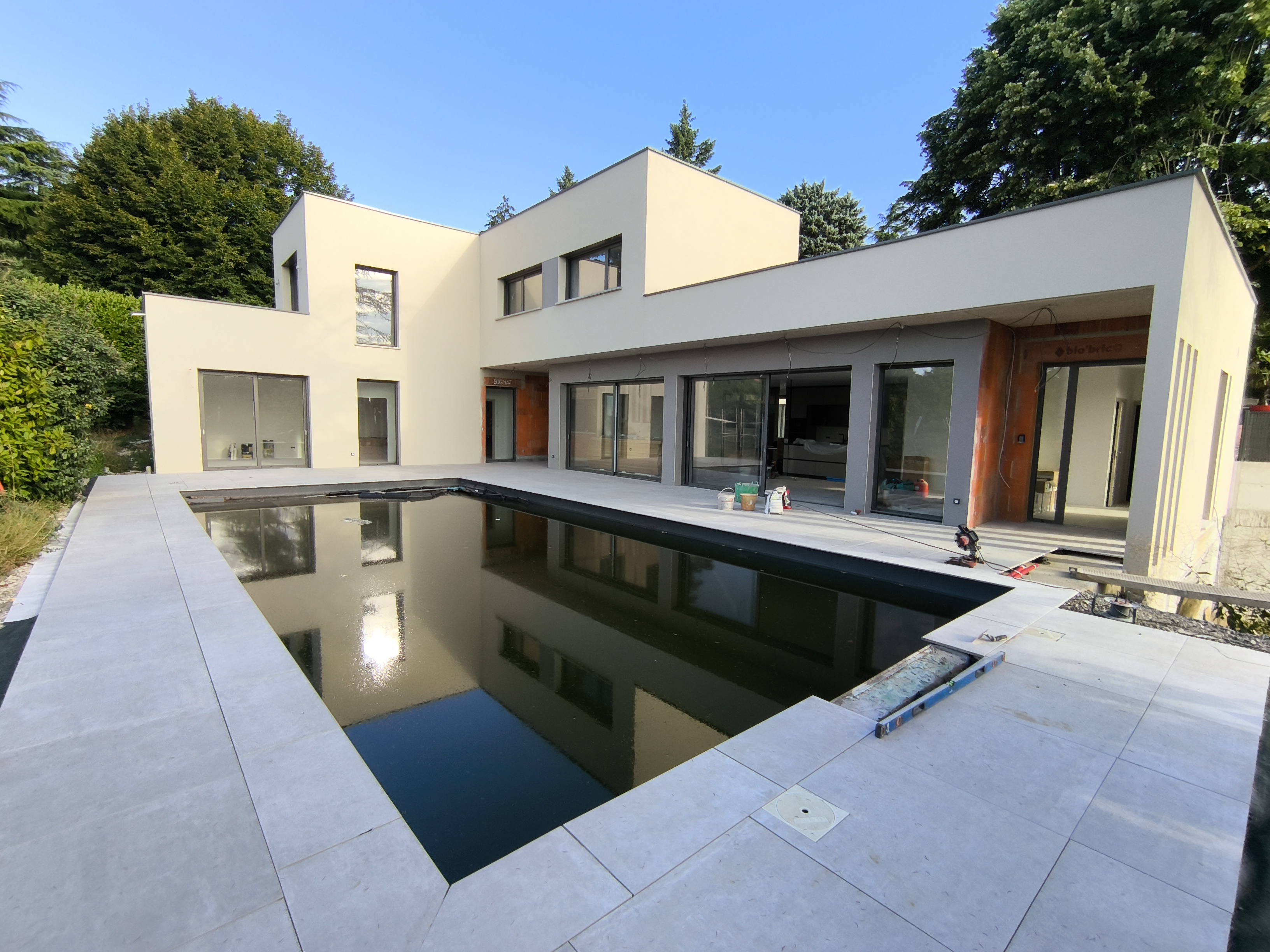 Maison contemporaine avec piscine et baies vitrées