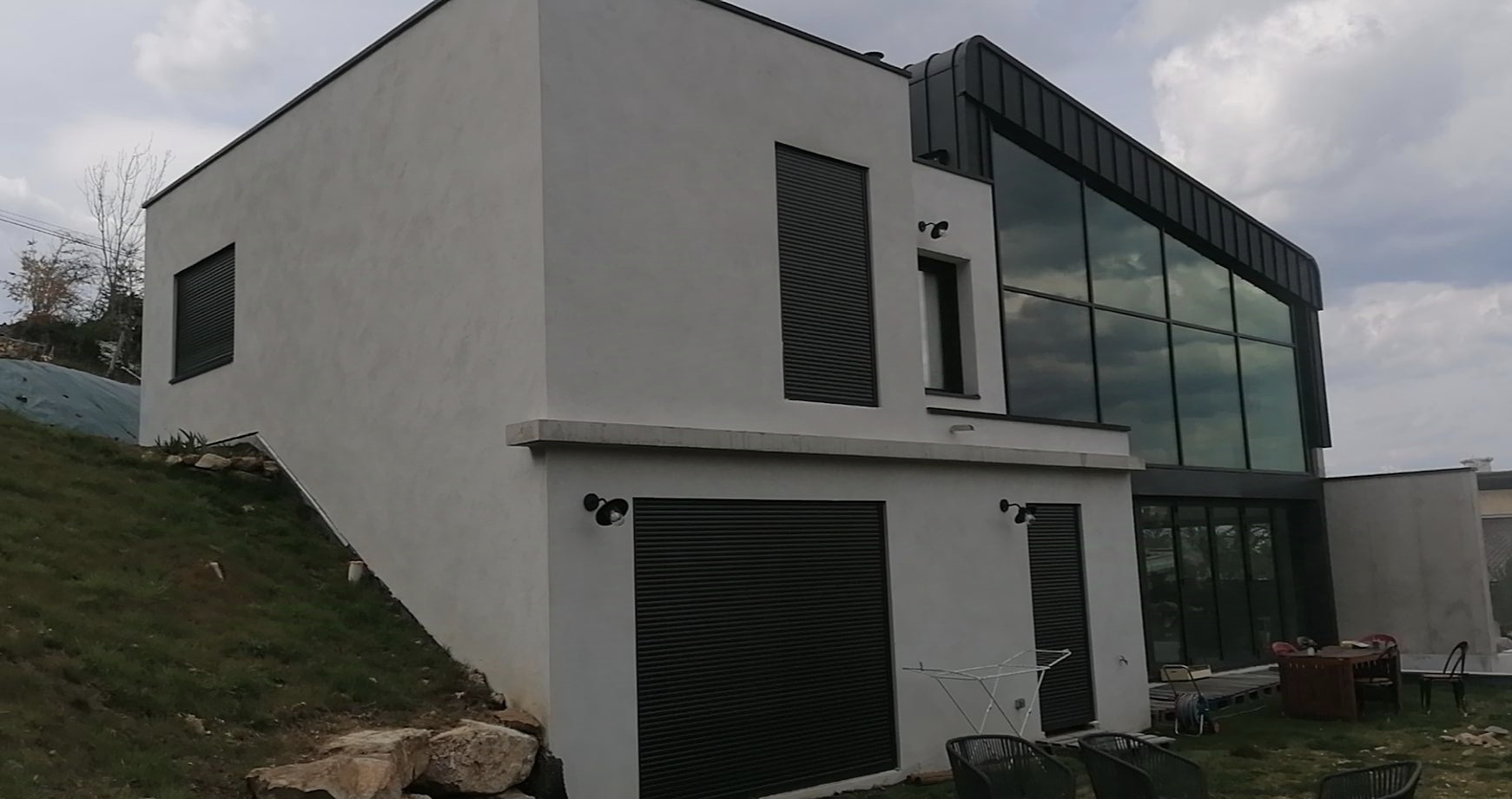 Maison en pente avec grand vitrage panoramique