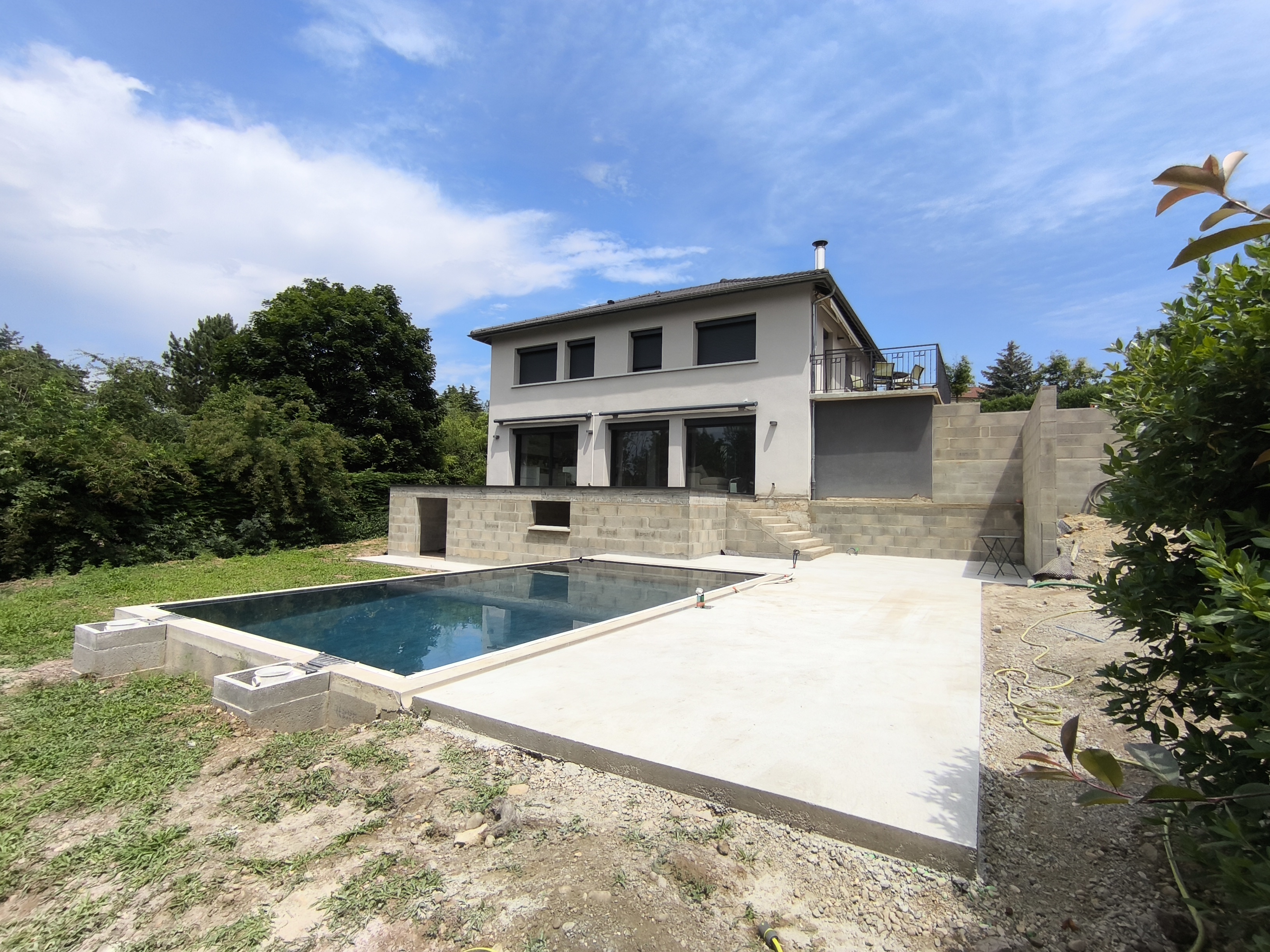Villa contemporaine avec piscine et murs de soutènement